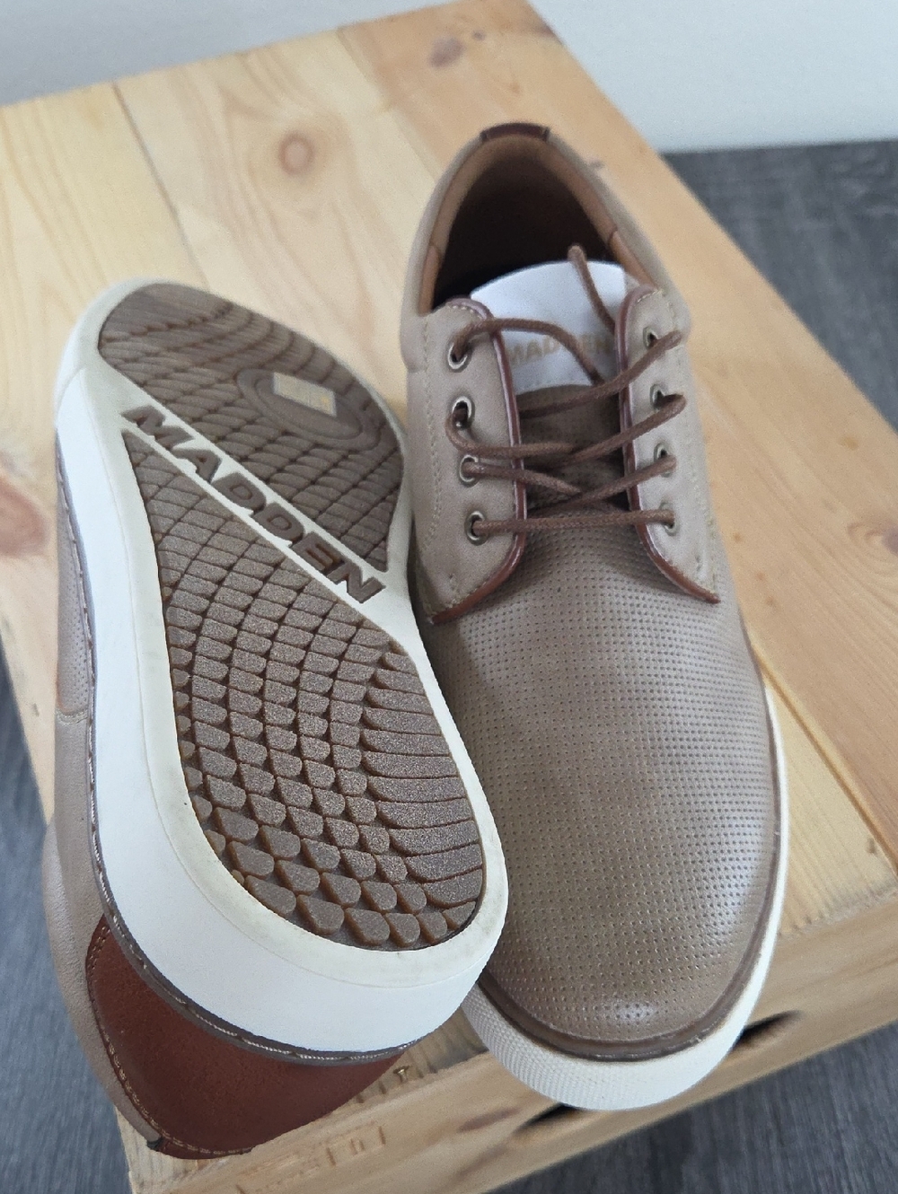 Men's Casual Tan & Brown Lace-Up Ortholite  Size 10 Dress Shoes. NWOT